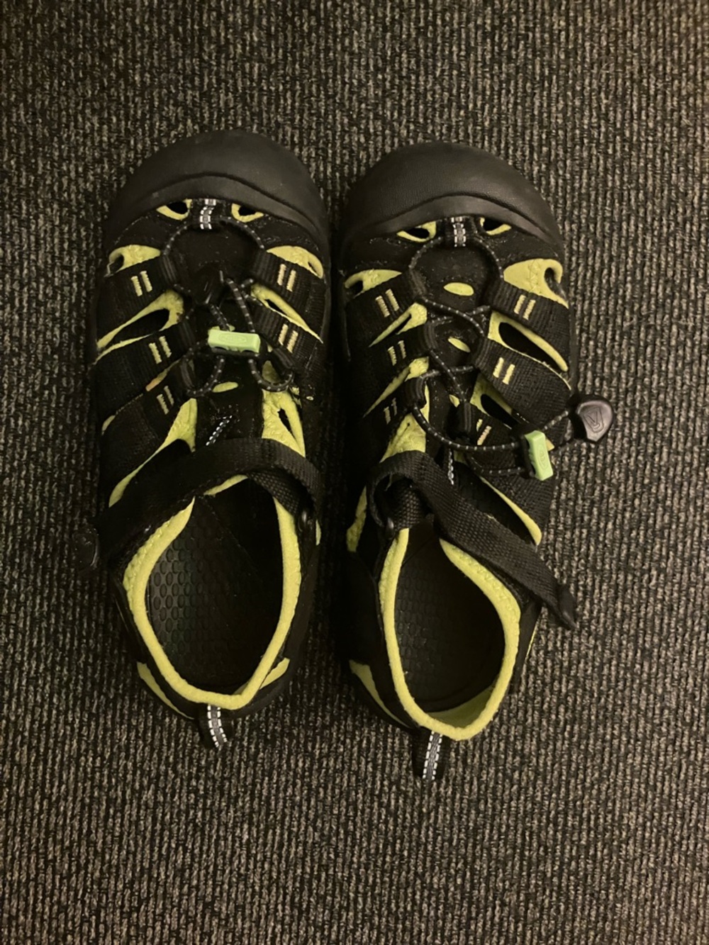 Keen Big Kids' Newport H2 sandal black and green quick-dry water shoe size 2 - Picture 3 of 12